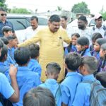 स्कूल शिक्षा मंत्री गजेंद्र यादव ने दुर्ग जिले के अछोटी प्रवास के दौरान रास्ते में स्कूल जा रहे बच्चों से आत्मीय बातचीत की.