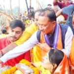 मुख्यमंत्री श्री साय ने कुनकुरी छठ घाट में सूर्य को दिया अर्घ्य:प्रदेश के सुख, समृद्धि और खुशहाली की कामना की.