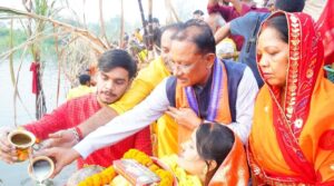 मुख्यमंत्री श्री साय ने कुनकुरी छठ घाट में सूर्य को दिया अर्घ्य:प्रदेश के सुख, समृद्धि और खुशहाली की कामना की.