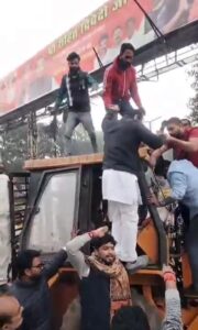 साइंस कॉलेज मैदान की चौपाटी हटाने पहुंची नगर निगम अमले के साथ कांग्रेसजनों का जमकर विरोध.