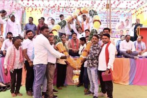 कवर्धा जनपद पंचायत के अंतर्गत ग्राम पंचायत बम्हनी में लोधी समाज के सामुदायिक भवन का भूमि पूजन एवं महतारी सदन का लोकार्पण कार्यक्रम में पहुंचे उप मुख्यमंत्री विजय शर्मा,दी 20 लाख की सौगात.