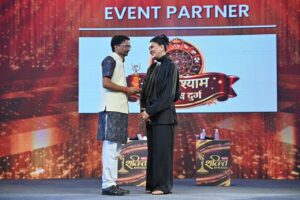 श्री खाटूश्याम ज्योतिष दुर्ग के ज्योतिषाचार्य पंडित संदीप शास्त्री का बॉलीवुड अभिनेत्री सुष्मिता सेन ने किया सम्मान.