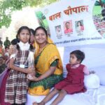 मंत्री श्रीमती राजवाड़े ने ग्राम डांगरा में कुसुम पेड़ के नीचे लगाई ‘बाल चौपाल’ ग्रामीण महिलाओं एवं बच्चों के साथ सहज ढंग से किया अनौपचारिक संवाद.