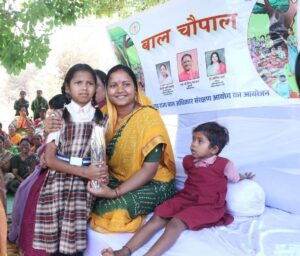 मंत्री श्रीमती राजवाड़े ने ग्राम डांगरा में कुसुम पेड़ के नीचे लगाई ‘बाल चौपाल’ ग्रामीण महिलाओं एवं बच्चों के साथ सहज ढंग से किया अनौपचारिक संवाद.