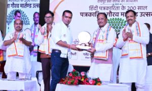 रायपुर की पत्रकारिता परंपरा का उल्लेख करते हुए मुख्यमंत्री श्री साय ने कहा कि इस शहर ने पत्रकारिता जगत को अनेक शिखर पुरुष दिए.