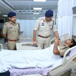रायपुर रैली के दौरान ड्यूटी निभाते हुए 16 पुलिस जवान हुए घायल, चिकित्सकों से चर्चा कर कमिश्नर ने उपचार की जानकारी ली.