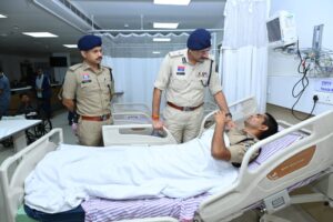 रायपुर रैली के दौरान ड्यूटी निभाते हुए 16 पुलिस जवान हुए घायल, चिकित्सकों से चर्चा कर कमिश्नर ने उपचार की जानकारी ली.